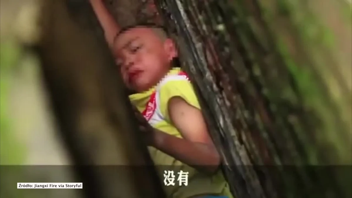 Strażacy z chińskiej prowincji Jangxi uratowali chłopca, który utknął w wąskiej przestrzeni pomiędzy dwoma ceglanymi murami. Gdy ratownicy przybyli na miejsce chłopiec leżał na ziemi i nie był w stanie samodzielnie się podnieść. By go wydostać, jeden ze strażaków wszedł w wąski prześwit i podał mu rękę. Chłopcu nic poważnego się nie stało.
