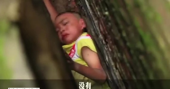 Strażacy z chińskiej prowincji Jangxi uratowali chłopca, który utknął w wąskiej przestrzeni pomiędzy dwoma ceglanymi murami. Gdy ratownicy przybyli na miejsce chłopiec leżał na ziemi i nie był w stanie samodzielnie się podnieść. By go wydostać, jeden ze strażaków wszedł w wąski prześwit i podał mu rękę. Chłopcu nic poważnego się nie stało.