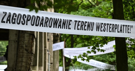Transparenty z napisami krytykującymi specustawę dotyczącą Westerplatte pojawiły się na terenie półwyspu. Rozwiesili je tam pracownicy miejskiego Muzeum Gdańska. Ich działania skrytykowali radni PiS.