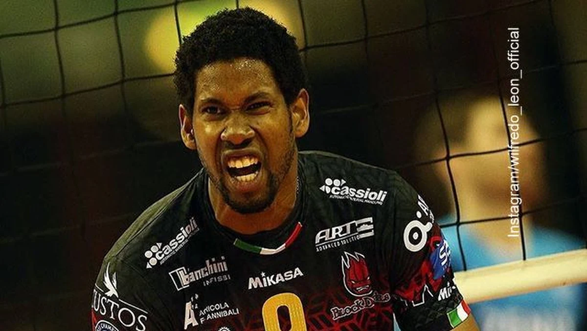 Uznawany za jednego z najlepszych siatkarzy świata Wilfredo Leon od środy - po zakończeniu dwuletniej karencji - może oficjalnie występować w reprezentacji Polski. Pierwszą okazję do debiutu w biało-czerwonych barwach pochodzący z Kuby przyjmujący będzie miał w sobotę.