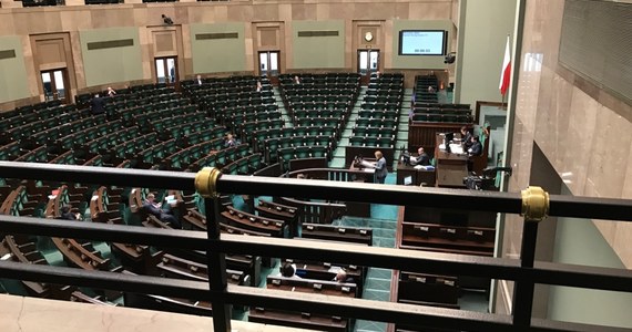 W przyszłą środę odbędzie się dodatkowe, nieplanowane wcześniej posiedzenie Sejmu. Posłowie zbiorą się w samym środku wakacji na jeden dzień, niemal wyłącznie po to, żeby skorygować decyzje podjęte wcześniej, przez pomyłkę albo brak zastanowienia. Oficjalnie głównym powodem jest przyjęcie uchwały w związku z 75. rocznicą wybuchu powstania warszawskiego. 