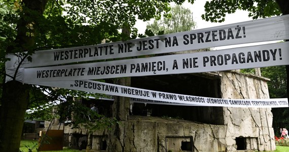Muzeum Gdańska zdjęło z okolic koszar na Westerplatte transparenty krytycznie odnoszące się do uchwalonej przez parlament specustawy dotyczącej zmian właścicielskich na symbolicznym półwyspie. Transparenty wywieszone zostały w poniedziałek. 
