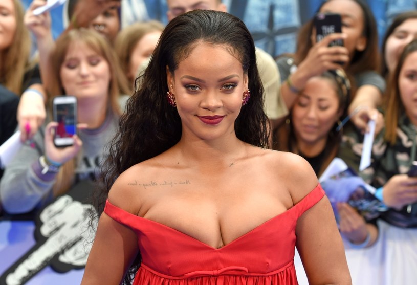 "Prawie upuściłam telefon" - napisała Rihanna pod zdjęciem dziewczynki, które opublikowała na swoim Instagramie. Jej reakcję wywołało ogromne podobieństwo, jakie jest pomiędzy nią, a osobą z fotografii. 
