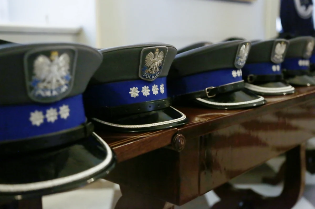 Jest postępowanie dyscyplinarne wobec siedmiu policjantów w związku z alkoholową imprezą na komisariacie Toruń-Śródmieście. Podczas „nieformalnego spotkania” ranny został jeden z funkcjonariuszy, stanowisko straciła już Dorota R., komendant tej jednostki. 