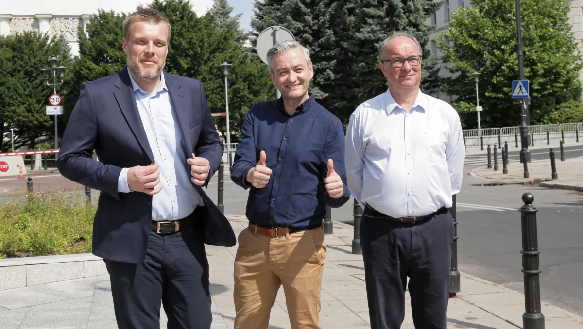 Bezpartyjni Samorządowcy, Kukiz’15 i PSL – każde z tych trzech środowisk szuka wsparcia, bo żadne z nich samodzielnie nie może liczyć na obsadzenie wszystkich list wyborczych własnymi, przekonującymi kandydatami. Wszystkie jednak trzymają się nawzajem w bezradnym klinczu, jak do niedawna partie lewicy. Jeśli ktoś wygra tak kiedyś wybory, to będzie to pierwszy taki przypadek na świecie.