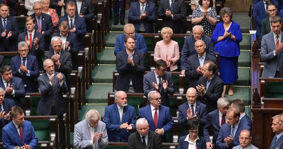 Senatorowie Prawa i Sprawiedliwości będą chcieli podważyć poprawność legislacyjną poprawki Platformy Obywatelskiej do ustawy o 500+ dla osób niepełnosprawnych niezdolnych do samodzielnej egzystencji - dowiedział się reporter RMF FM Patryk Michalski. Tylko w RMF FM ujawniamy, w jaki sposób partia rządząca wycofa się ze zmiany, która pozwalałaby większej liczbie niepełnosprawnych osób ubiegać się o dodatek.