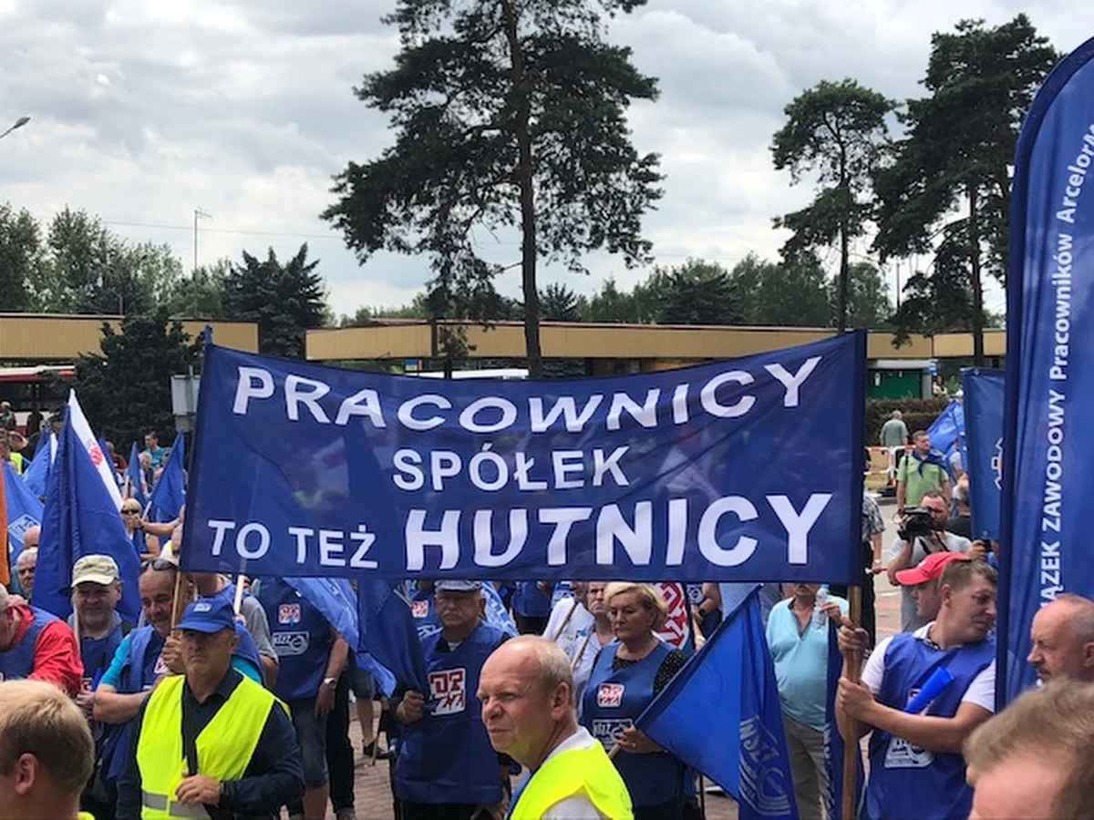 Nie zgadzamy się na zamknięcie wielkiego pieca w Krakowie – mówią hutnicy, którzy demonstrowali przed siedzibą zarządu Arcelor Mittal Poland. Do Dąbrowy Górniczej przyjechało około tysiąca osób. Na koniec demonstracji hutnicy dowiedzieli się, że zarząd spółki chce się z nimi spotkać we czwartek.