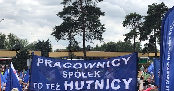 Nie zgadzamy się na zamknięcie wielkiego pieca w Krakowie – mówią hutnicy, którzy demonstrowali przed siedzibą zarządu Arcelor Mittal Poland. Do Dąbrowy Górniczej przyjechało około tysiąca osób. Na koniec demonstracji hutnicy dowiedzieli się, że zarząd spółki chce się z nimi spotkać we czwartek.