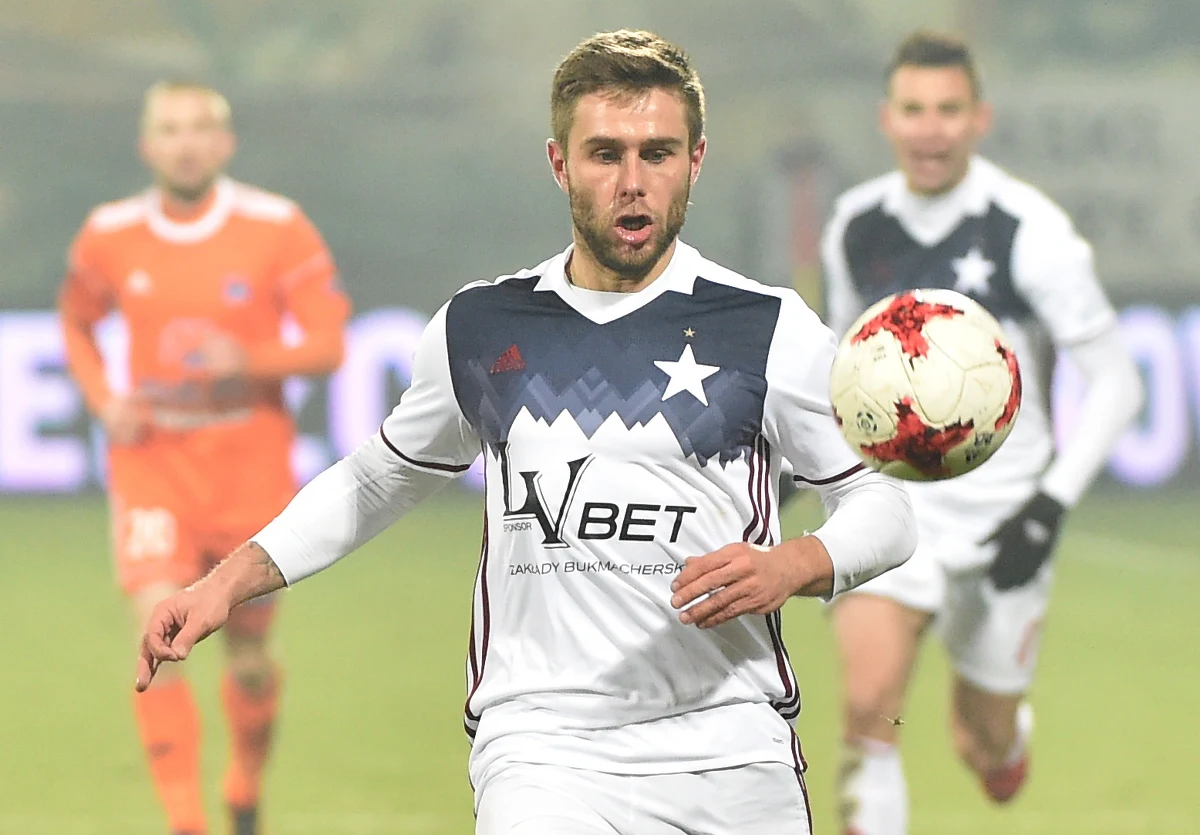 Już w piątek nowy sezon rozpoczyna I liga piłkarska. Po roku gry w Ekstraklasie na zaplecze wracają Zagłębie Sosnowiec i Miedź Legnica. Awans do niej wywalczyły Radomiak Radom, GKS Bełchatów i Olimpia Grudziądz. W I lidze zobaczymy w rozpoczynającym się sezonie wielu zawodników z doświadczaniem w Ekstraklasie. Jednym z nich jest Patryk Małecki, który z Wisłą Kraków 3 razy zdobył Mistrzostwo Polski. Ostatnie pół roku nie grał jednak i powrót do Zagłębia jest dla niego szansą na stałą grę. Z Patrykiem Małecki rozmawiał Wojciech Marczyk z redakcji sportowej, który zapytał go m.in.: o to dlaczego nie został w Wiśle i czy nie będzie z nim problemów na boisku i po za nim. 