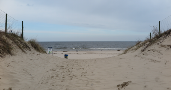 6-letnią dziewczynkę z Polski odnaleźli na plaży w niemieckim Ahlbeck tamtejsi policjanci. Dziecko zagubiło się na plaży w Świnoujściu we wtorek późnym popołudniem.