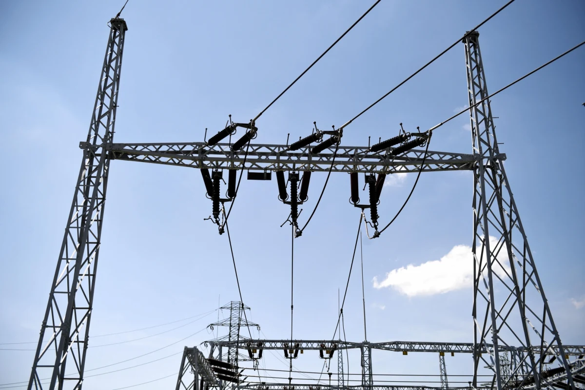 Szpitale muszą udowodnić, że są szpitalami i odesłać faktury do firm energetycznych. Faktury, które wcześniej te same firmy wystawiły - szpitalom. Tak w praktyce wygląda nowe rozporządzenie do ustawy o cenach prądu dotyczące m.in. małych firm, czy szpitali. "To absurdalna sytuacja. Zbędna biurokracja" - mówi w rozmowie z RMF FM Marcin Mikos wicedyrektor placówki im. Józefa Dietla w Krakowie. 
