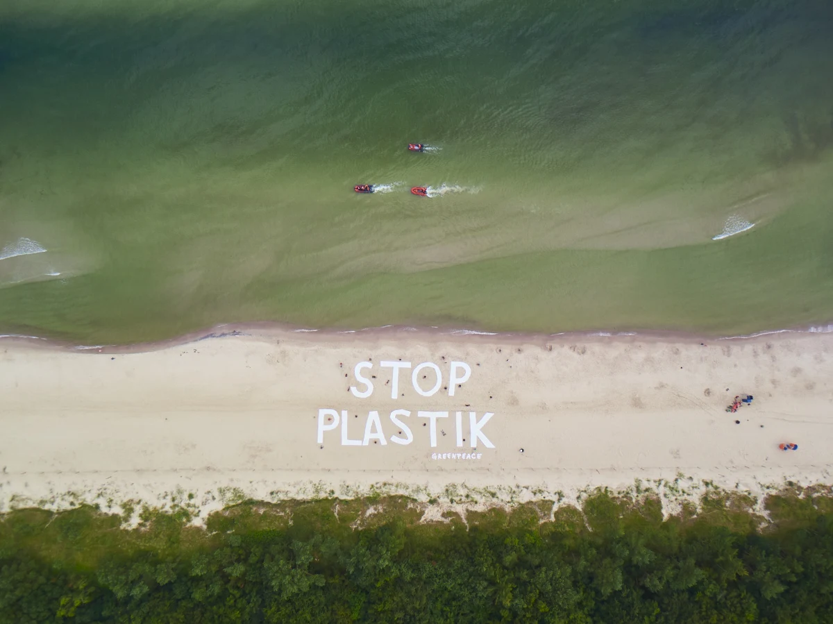 W okolicy kołobrzeskiego mola aktywiści Greenpeace prowadzili w środę akcję "Strefa bez plastiku". Rano na plaży utworzony został ponad 50-metrowy napis "Stop plastik". Popołudniu nurkowi zeszli do morza, żeby je oczyścić z plastikowych śmieci. 