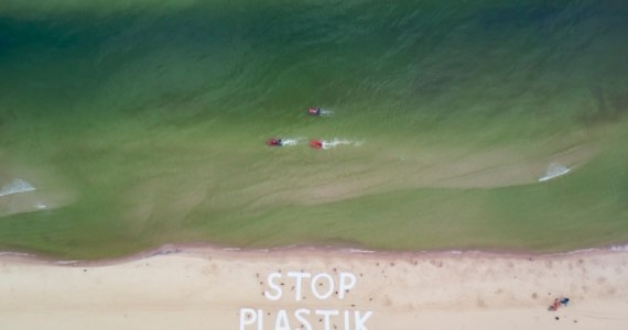 W okolicy kołobrzeskiego mola aktywiści Greenpeace prowadzili w środę akcję "Strefa bez plastiku". Rano na plaży utworzony został ponad 50-metrowy napis "Stop plastik". Popołudniu nurkowi zeszli do morza, żeby je oczyścić z plastikowych śmieci. 