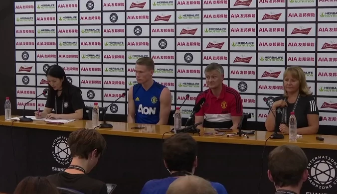 Ole Gunnar Solskjaer prosi o brawa dla... tłumaczki! Wideo