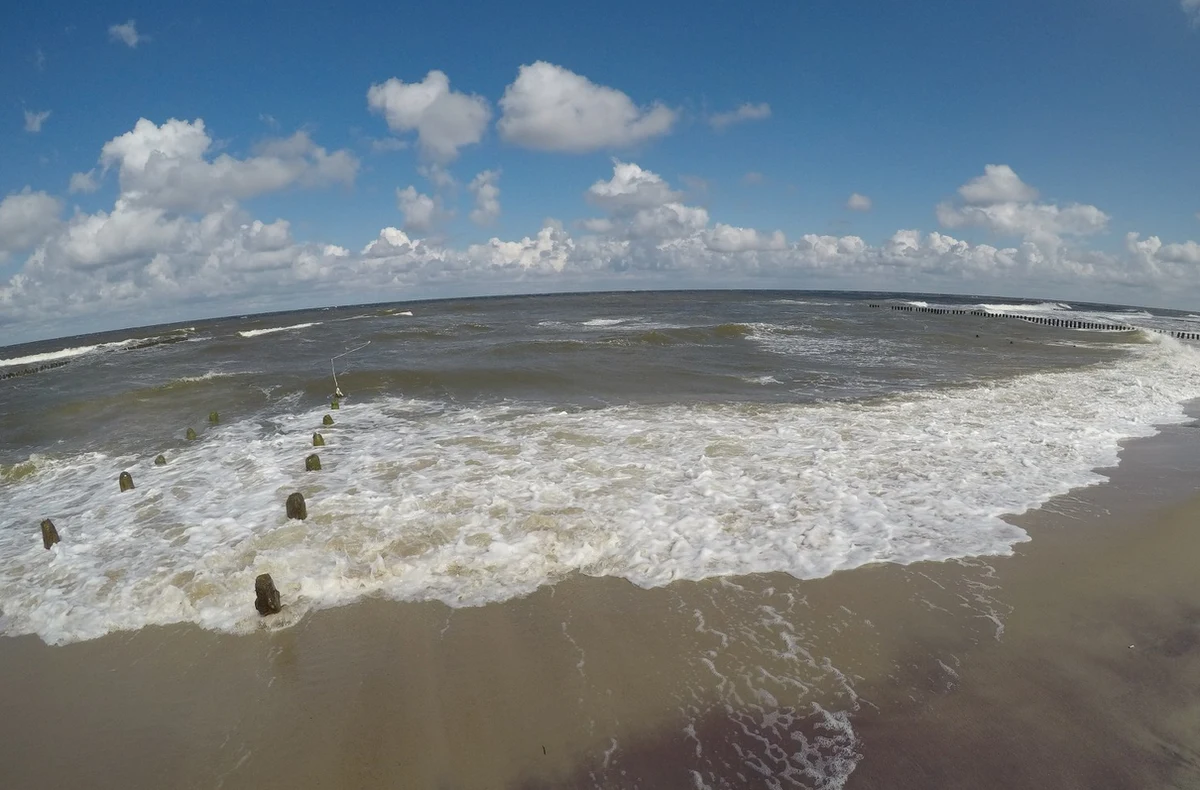 Tonącego trzylatka uratowali w Trzęsaczu (Zachodniopomorskie) ratownicy wodni. Chłopiec został przetransportowany do szpitala w Szczecinie.
