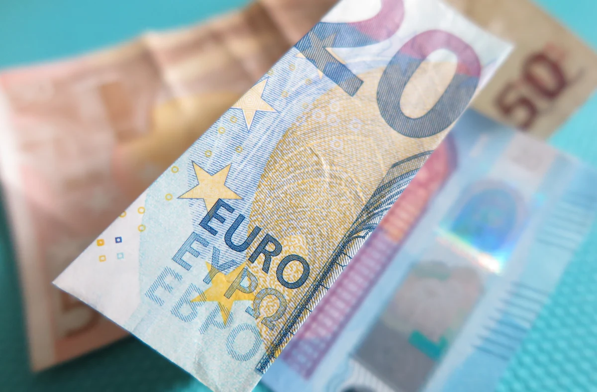 Trzej udający policjantów przestępcy wyłudzili od starszych mieszkańców Wiednia łącznie 2,5 mln euro. Według tamtejszej policji oszuści to dwaj Serbowie w wieku 37 i 41 lat oraz 28-letni Turek. 