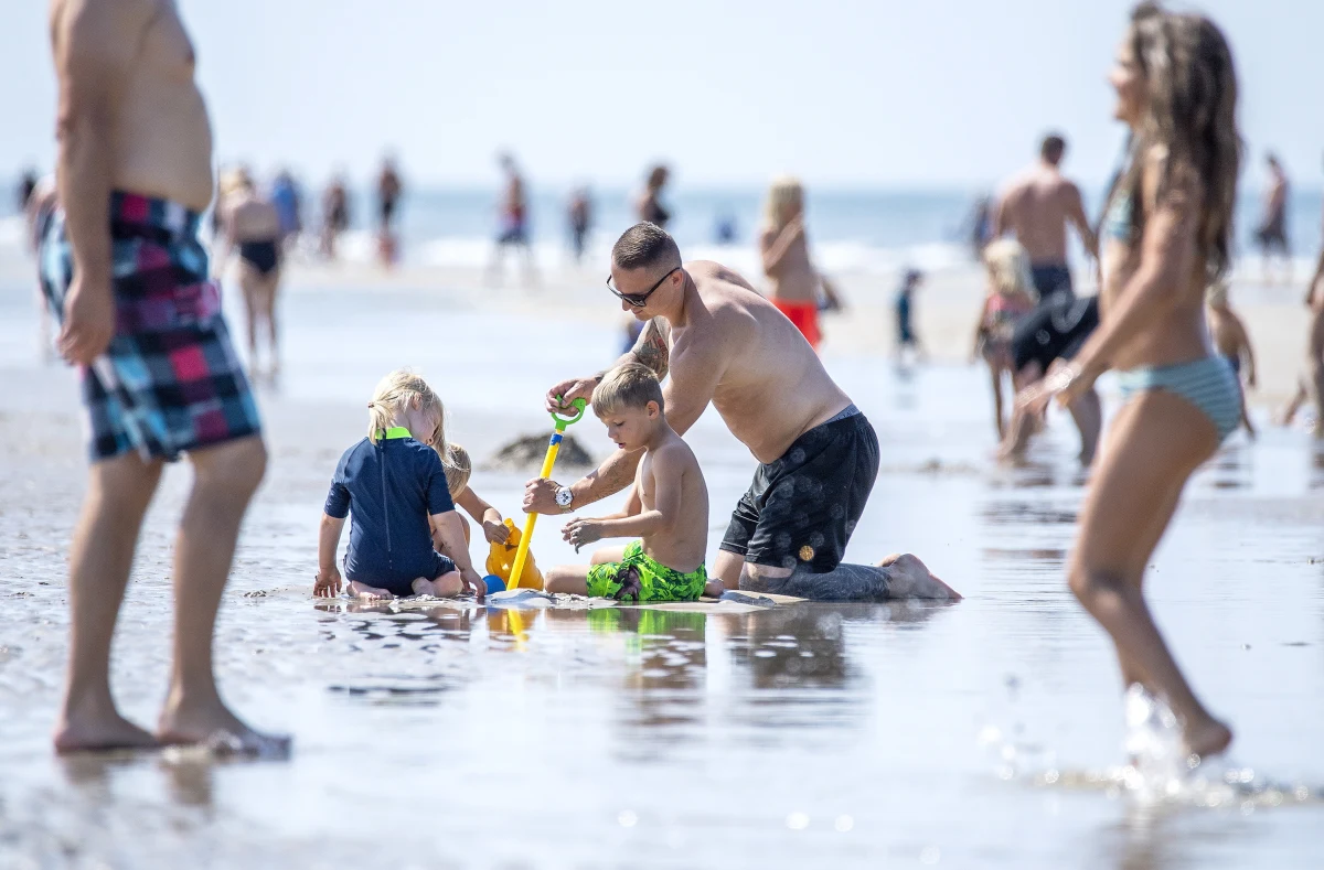 Synoptycy we Francji zapowiadają kolejny dzień upałów, które nawiedzą departamenty na północy, w tym - region paryski. Temperatura przekroczy 40 st. C, a w niektórych miejscach wyniesie 43 st. C. W środę w Niemczech padł rekord temperatury - odnotowano 40,5 st. C.