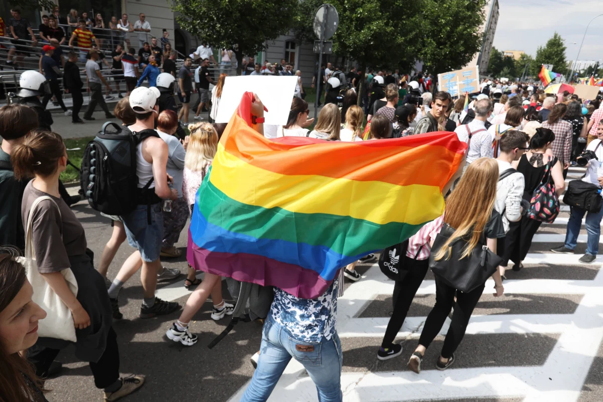 92 osoby, które łamały prawo podczas sobotniego Marszu Równości w Białymstoku, zostały już zidentyfikowane. Na stronach podlaskiej policji opublikowane są kolejne wizerunki osób, których poszukuje policja.