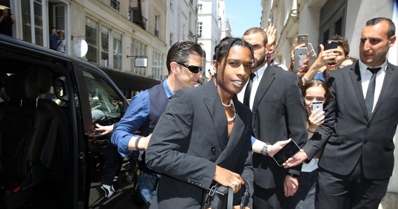 Szwedzki sąd zdecydował o przedłużeniu aresztu dla amerykańskiego rapera ASAP Rocky'ego, który na początku lipca został zatrzymany pod zarzutem napaści. Grozi mu do 2 lat więzienia. W sprawę uwolnienia rapera osobiście zaangażował się prezydent USA Donald Trump, który rozmawiał o tym z premierem Szwecji Stefanem Loefvenem.