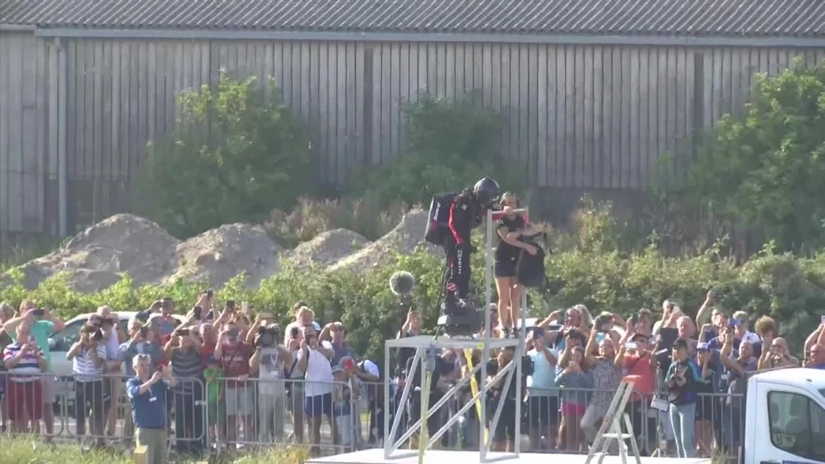 Francuski wynalazca Franky Zapata wpadł do morza kilka minut po starcie. Chciał przelecieć nad kanałem La Manche na zbudowanym przez siebie flyboardzie. W ten sposób miał uczcić 110. rocznicę pierwszego lotu samolotem nad kanałem pomiędzy Wielką Brytanią a kontynentem europejskim. Wynalazca wpadł do morza podczas podejścia do lądowania na platformie, na której miał zatankować paliwo. Jak informuje jego ekipa techniczna, nic mu się nie stało.