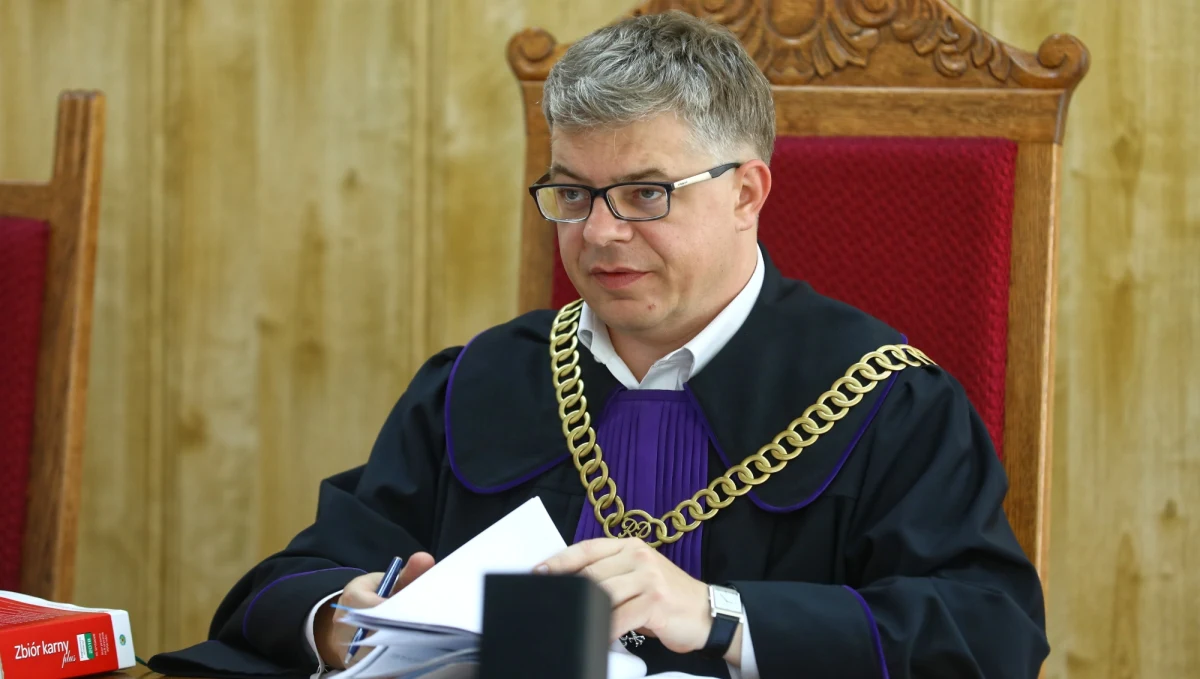 Pełnomocnicy sędziego Łukasza Bilińskiego nie zostali wpuszczeni na posiedzenie Krajowej Rady Sądownictwa - informuje reporter RMF FM Patryk Michalski. Przedstawiciel Biura Prawnego Rady poinformował w imieniu przewodniczącego KRS, że w oparciu o regulamin KRS sędzia Leszek Mazur nie skorzystał z prawa zaproszenia na posiedzenie, dlatego ich udział w obradach nie będzie możliwy. 