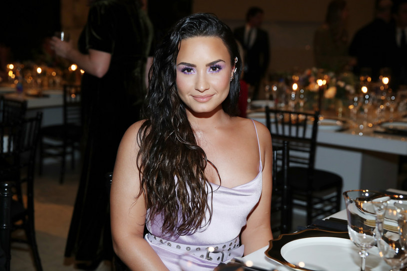 Demi Lovato świętuje pierwszą rocznicę uwolnienia się od używek, przez które o mało nie straciła życia. O przedawkowaniu wokalistki głośno było w lipcu 2018 roku po tym, jak trafiła do szpitala. 
