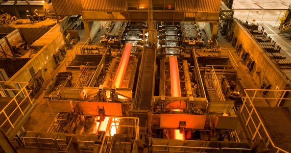 ArcelorMittal podjął decyzję o bezterminowym odroczeniu planowanego wyłączenia pieca i stalowni w krakowskiej hucie – ustalił reporter RMF FM Marek Wiosło. Decyzja taka zapadła po spotkaniu ze związkowcami. 