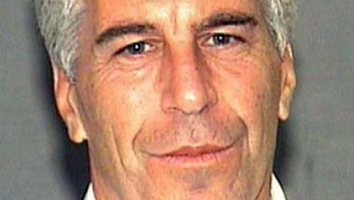Jeffrey Epstein, przebywający w areszcie miliarder i finansista, który jest oskarżony o nakłanianie do prostytucji i wykorzystywanie nieletnich dziewcząt, został w nocy znaleziony w swojej celi na wpół nieprzytomny i ze śladami na szyi - podał kanał CNBC.