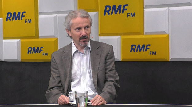 "O 8-procentowym progu w przypadku lewicy nie ma co marzyć, to gigantyczne polityczne ryzyko" - tak prof. Rafał Chwedoruk mówi w Rozmowie w samo południe w RMF FM o strategii jaką lewica powinna przyjąć przed wyborami parlamentarnymi. Według gościa Marcina Zaborskiego lewica powinna startować jako komitet wyborczy.

Paradoks SLD polega na tym, że to, od czego partia usiłowała się wizerunkowo uwolnić, stały się ze stygmatu ostatnim poważnym atutem, który go odróżnia np. od PO - ocenia politolog z Uniwersytetu Warszawskiego. Na eksperymenty, szukanie nowych wyborców mogą sobie pozwolić wielkie partie. Może to zrobić PiS, ale jeśli ktoś walczy o przekroczenie 5-procentowego progu, to nie może popełniać starych błędów i musi zadbać o tych, dla których jest się partia pierwszego wyboru - podpowiada prof. Chwedoruk.