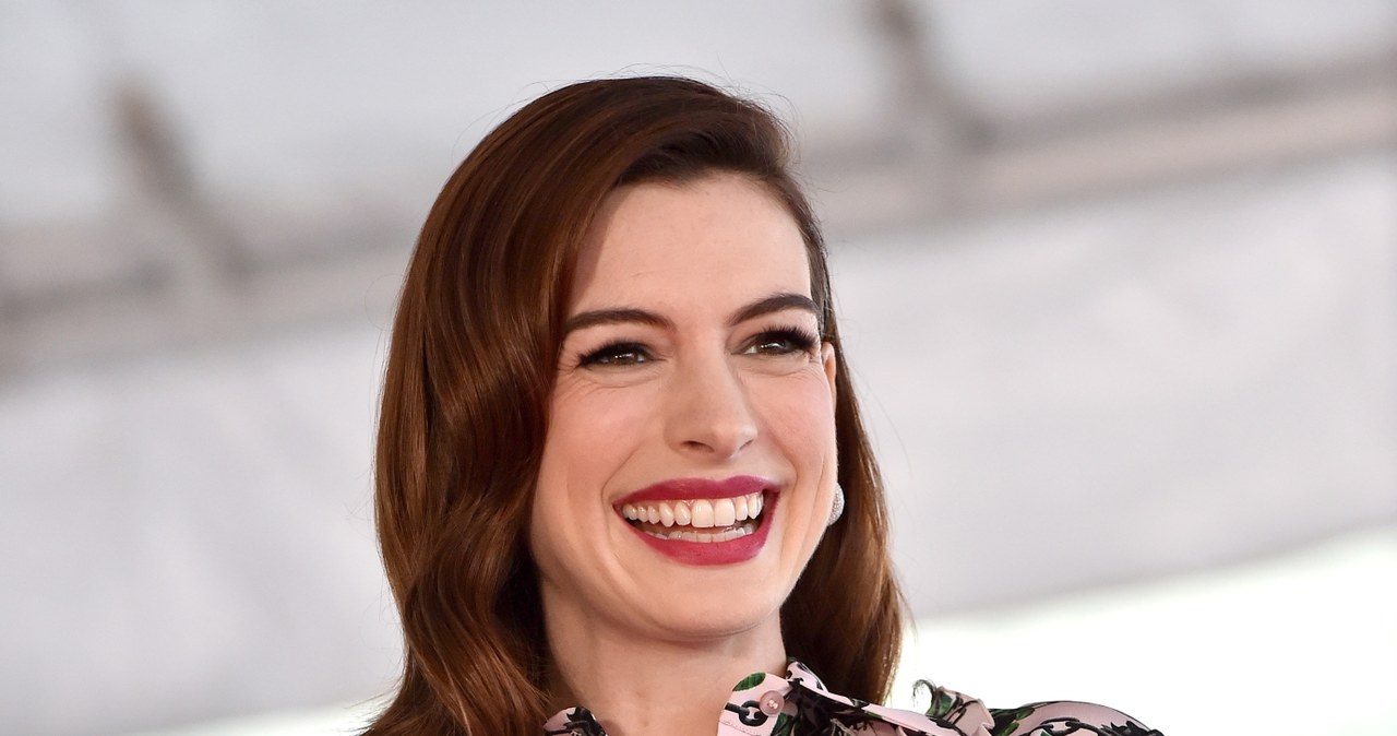 To wspaniałe wieści dla wszystkich fanów Anne Hathaway! Ta utalentowana aktorka zdradziła w mediach społecznościowych, że niebawem powita na świecie swoje drugie dziecko. W opisie do zdjęcia "z brzuszkiem" zdradziła też, że droga do powtórnego macierzyństwa nie należała do najłatwiejszych...