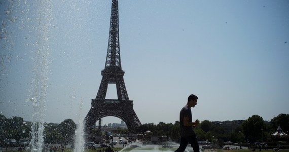 Europa zmaga się z  niezwykle wysoką temperaturą. Dziś w Paryżu padł rekord upału. W stolicy Francji słupek rtęci sięgnął 42,4 stopni. Służby apelują o zachowanie ostrożności – picie dużej ilości wody i nie wystawienie się na pro mienie słoneczne za długo, jeżeli nie jest to potrzebne