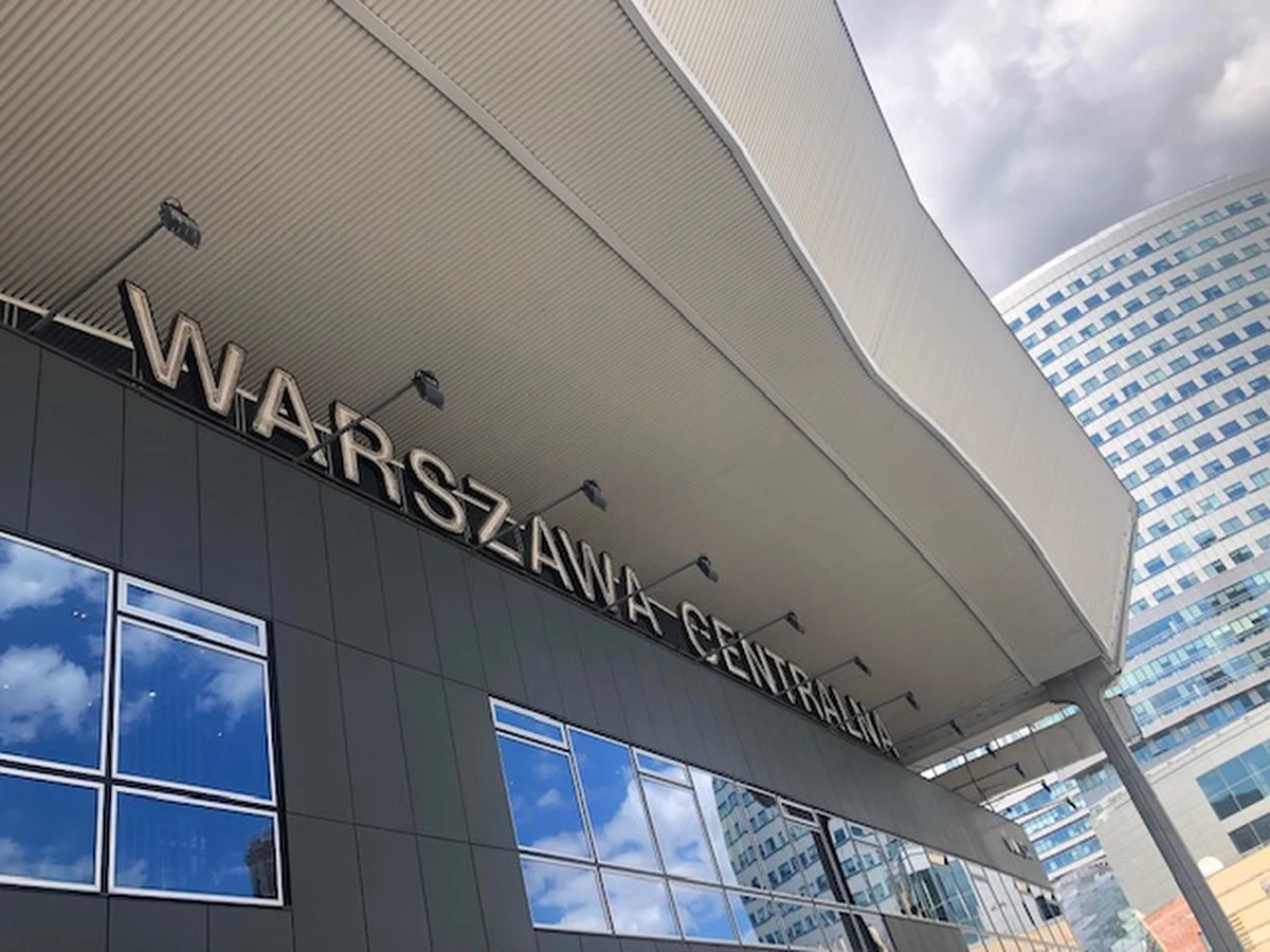 Na Dworcu Centralnym imienia Stanisława Moniuszki w Warszawie została odsłonięta tabliczka: biało-niebieski znak informujący, że obiekt ten znajduje się w rejestrze zabytków. Decyzję o wpisaniu Dworca Centralnego do tego rejestru podjął mazowiecki wojewódzki konserwator zabytków. Jest to największy dworzec kolejowy w Polsce. Do użytku został oddany w połowie lat 70-tych XX wieku.