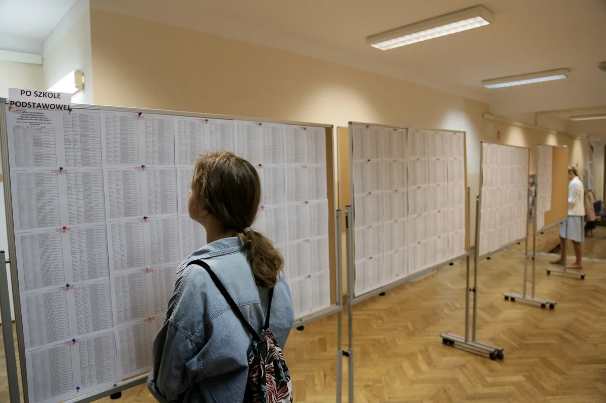 Po pierwszym etapie rekrutacji do szkół ponadgimnazjalnych, w którym brał udział „podwójny rocznik”, okazuje się, że w niektórych placówkach zostały jeszcze miejsca dla uczniów. Jednak, jak przekonują specjaliści, nie rozwiązuje to problemu rekrutacji. W wielu przypadkach uczniowie dostali się nie do tych szkół, do których dostać się chcieli.