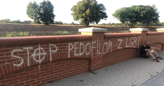 W czwartek wieczorem Przemysław Witkowski, wrocławski aktywista, poeta oraz nauczyciel akademicki został pobity na bulwarach odrzańskich. Jak twierdzi, powodem było to, że nie podobał mu się napis "STOP PEDOFILOM Z LGBT". 