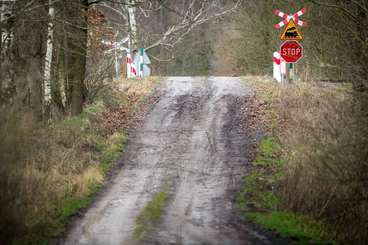 Zderzenie pociągu pasażerskiego z ciągnikiem rolniczym na niestrzeżonym przejeździe w Borkowicach w powiecie koszalińskim w Zachodniopomorskiem. Informację dostaliśmy na Gorącą Linię RMF FM. 