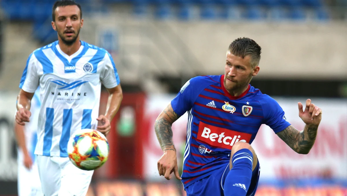 Po odpadnięciu z eliminacji Ligi Mistrzów Piastowi Gliwice pozostała gra w eliminacjach Ligi Europy. Gliwiczanie trafili w nich na zespół mistrza Łotwy - Ryga FC. Drużyna mało znana w Polsce, a wypełniona byłymi graczami Ekstraklasy. W barwach Rygi grają bowiem Deniss Rakels, Aleksejs Visnakovs czy Polak Kamil Biliński. Piast pierwszy mecz - u siebie - wygrał 3:2, ale nerwów było w Gliwicach co nie miara.