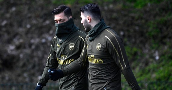 Piłkarze Arsenalu Mesut Oezil i Sead Kolasinac uciekli uzbrojonym w noże napastnikom, którzy próbowali ukraść samochód byłego reprezentanta Niemiec - informują brytyjskie media. Jemu i Bośniakowi nic się nie stało w wyniku incydentu, do którego doszło w Londynie.