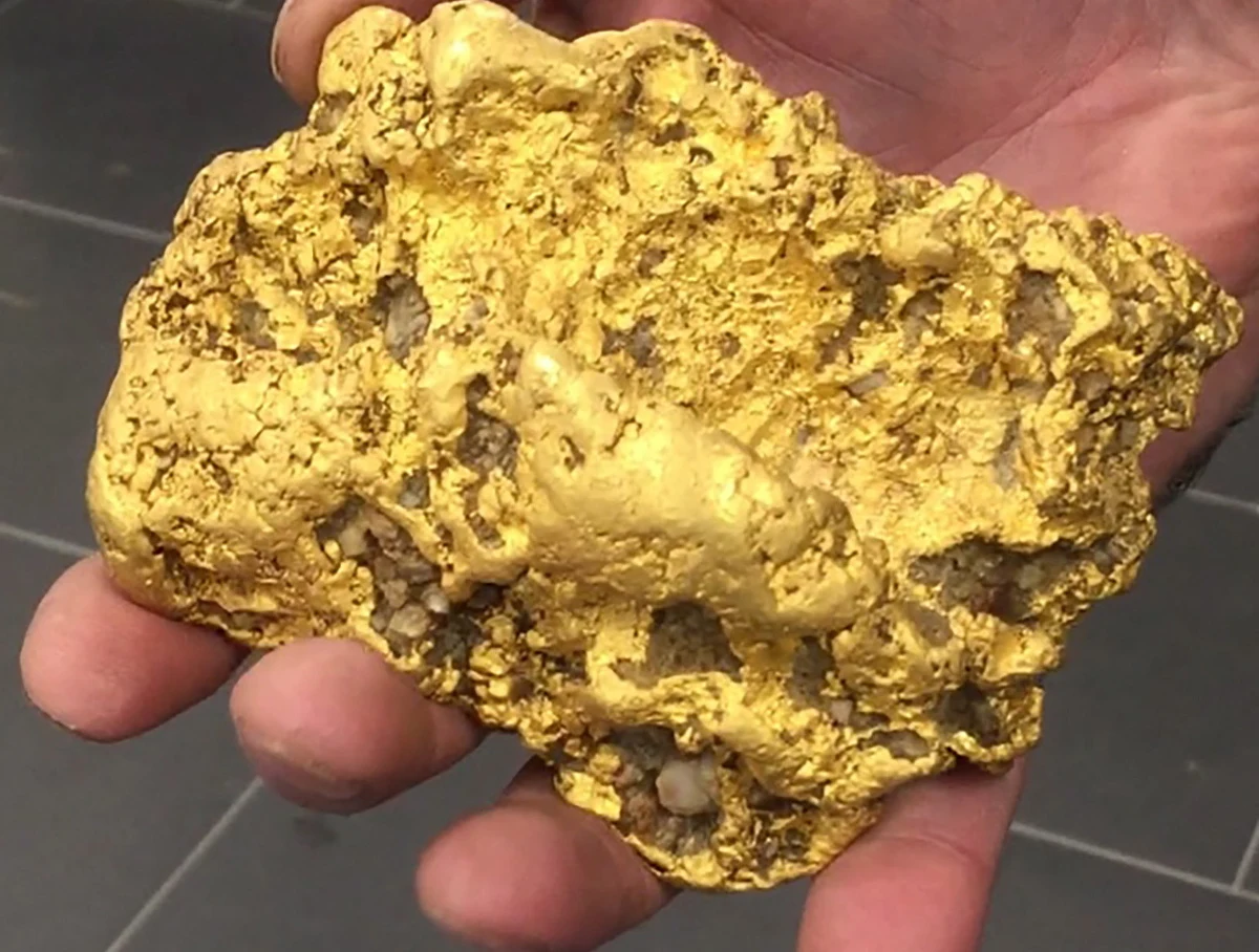 Pragnący zachować anonimowość mężczyzna znalazł ważącą 2 kg grudkę złota. Szczęściarz wykopał ją 150 km od Ballarat w Australii, w miasteczku, które przed laty przeżywało gorączkę złota. 