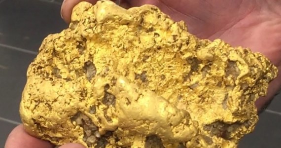 Pragnący zachować anonimowość mężczyzna znalazł ważącą 2 kg grudkę złota. Szczęściarz wykopał ją 150 km od Ballarat w Australii, w miasteczku, które przed laty przeżywało gorączkę złota. 