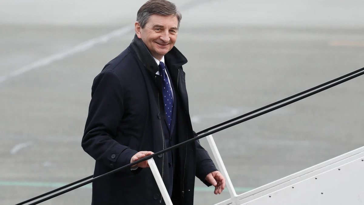 Rodzina marszałka Marka Kuchcińskiego od wielu miesięcy korzysta z bezpłatnych przelotów rządowym samolotem. Centrum Informacyjne Sejmu najpierw utrzymuje, że nic o tym nie wie, a kiedy rzecz wychodzi na jaw bez jego udziału - stwierdza, że "obecność dodatkowych osób na pokładzie nie wpływa na koszt przelotu". Takiego tupetu jeszcze w Sejmie nie było.