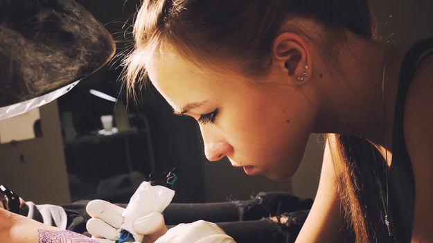 Jeszcze w ubiegłym wieku tatuaże kojarzyły się głównie z byłymi więźniami, teraz są modne i tak popularne jak makijaż. Niedługo mogą być nie tylko ozdobą, ale medycznym czujnikiem ratującym życie.
Naukowcy z Uniwersytetu Technicznego w Monachium opracowali trwały tusz do tatuażu, który pozwoli monitorować na bieżąco choroby przewlekłe, takie jak cukrzyca, niewydolność nerek oraz zaburzenia pracy wątroby czy serca.
