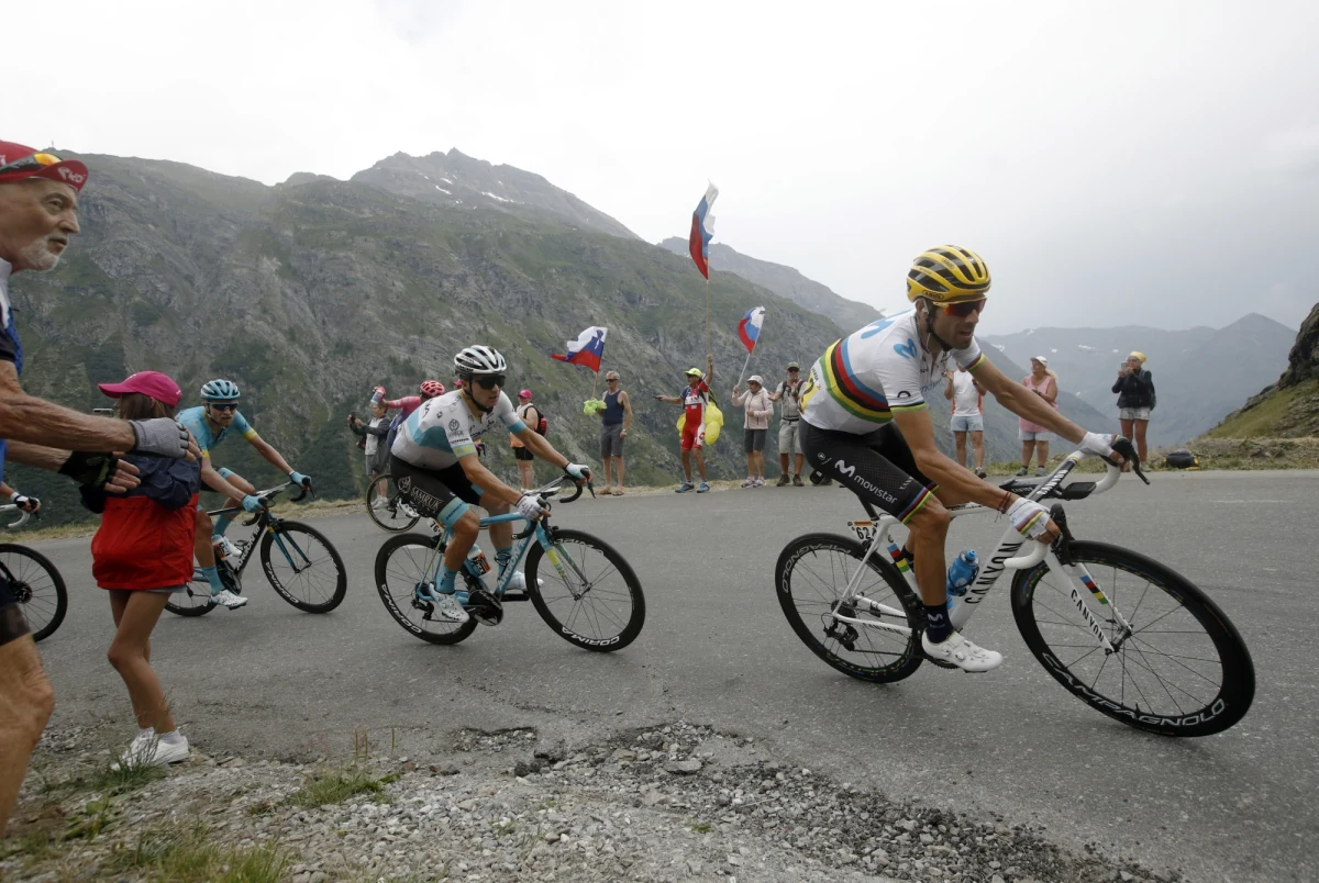 Dziewiętnasty etap kolarskiego Tour de France został przerwany z powodu fatalnego stanu drogi na odcinku do Tignes. Organizatorzy poinformowali, że za wyniki końcowe zostaną uznane różnice czasowe na ostatniej premii górskiej na przełęczy Iseran.