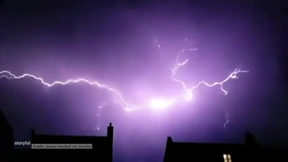 Fala upałów, która nawiedziła zachodnią Europę ściągnęła także gwałtowne burze. Do jednej z nich doszło w Ipswich w Wielkiej Brytanii. Niebo rozświetliły wielkie błyskawice.