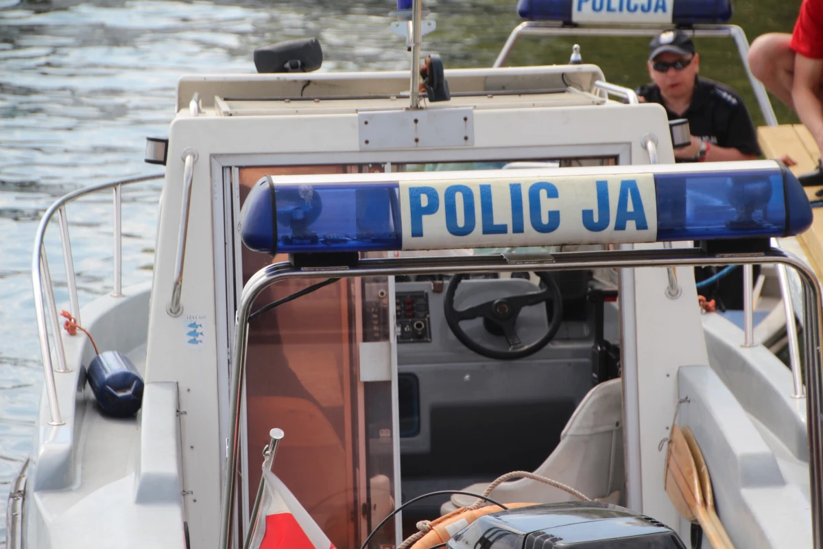 Ciało poszukiwanego w Bałtyku 42-latka odnaleźli w piątek wieczorem płetwonurkowie ze straży pożarnej. Ratownicy wodni, strażacy i policjanci wciąż poszukują 13-latka, który pomimo wywieszonej czerwonej flagi wszedł do morza w Rewalu (Zachodniopomorskie).