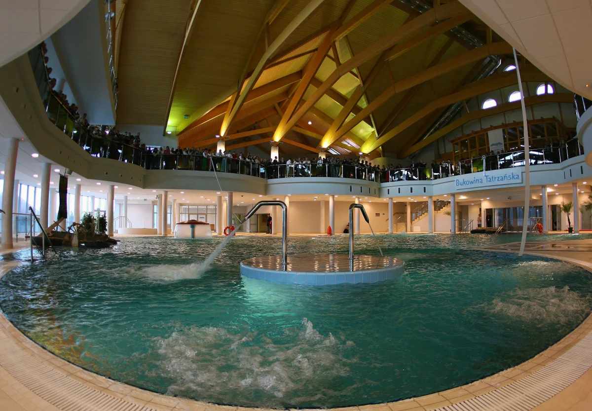 Szybkie samochody, twarda rywalizacja na drodze, tłumy wzdłuż tras… Wielkie ściganie zawładnęło Małopolską: zakończył się 11. Wyścig Górski Limanowa - Przełęcz pod Ostrą! W RMF FM i na RMF 24 w napięciu śledziliśmy wydarzenia na małopolskich trasach - przygotowaliśmy też niespodziankę dla tych, którzy po tej potężnej dawce sportowych emocji zapragną ciszy, spokoju i błogiego relaksu… Mieliśmy dla Was podwójne zaproszenia do Term Bukovina!