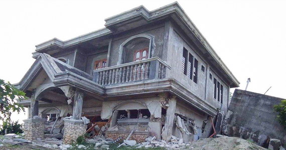 Co najmniej osiem osób zginęło, a 60 zostało rannych w wyniku trzęsienia ziemi, które w sobotę rano czasu lokalnego nawiedziło północą część Filipin. Dwa wstrząsy - pierwszy o magnitudzie 5,4 i drugi, wtórny o magnitudzie 5,9 - spowodowały także znaczne szkody.