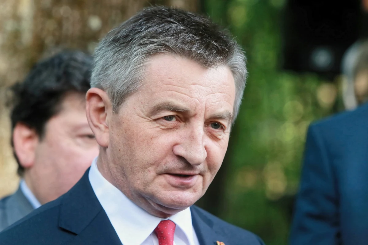 Nie cichnie sprawa „rodzinnych” przelotów rządową maszyną marszałka Sejmu. Osoby towarzyszące mi w podróżach służbowych nie mają możliwości opłacenia swojego lotu, ich obecność na pokładzie nie wpływa na koszt transportu; aby rozwiać wątpliwości dot. "korzyści finansowych" mojej rodziny, dokonam wpłaty na cele charytatywne – komentuje sprawę marszałek Marek Kuchciński. Nie precyzuje jednak o jakiej kwocie mowa. Jak ujawnili w piątek dziennikarze RMF FM, Jarosław Kaczyński osobiście zdecydował, że Kuchciński ma pokryć koszty przelotów swojej rodziny rządową maszyną. Co więcej, stwierdził, że takie sytuacje są niedopuszczalne i nie mogą się nigdy powtórzyć.