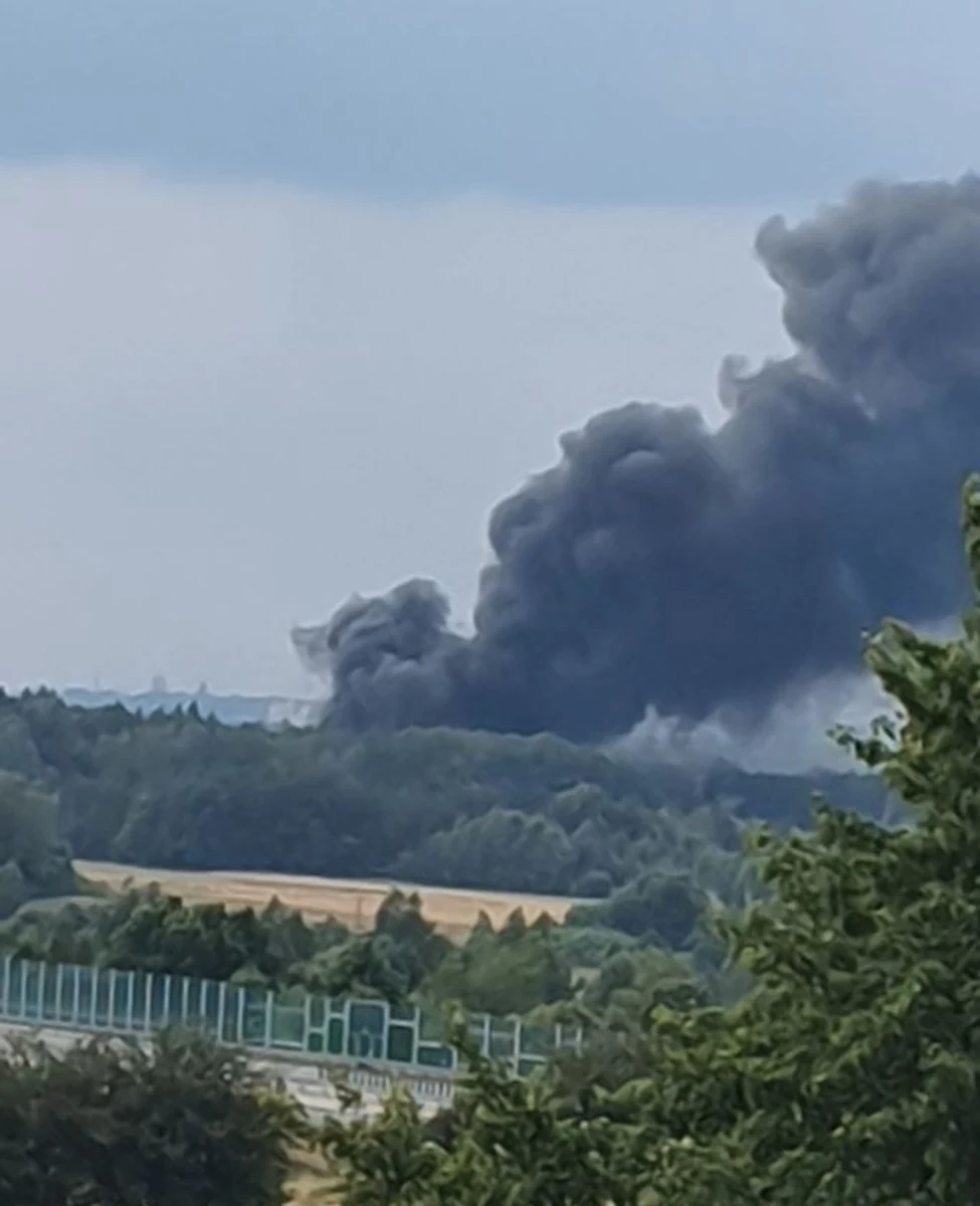 Prawie 30 jednostek straży pożarnej gasiło w sobotę pożar składowiska materiałów tekstylnych w Sączowie w powiecie będzińskim (Śląskie). Sytuacja jest opanowana, ale dogaszanie potrwa do niedzieli - podkreślają strażacy. Informację i zdjęcie dostaliśmy na Gorącą Linię RMF FM. 