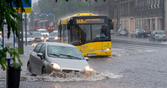 Podtopione budynki, zalane ulice, samochody stojące w wodzie - to efekt gwałtownych opadów, które w sobotę przeszły nad miejscowościami Górnego Śląska i Zagłębia Dąbrowskiego. Dużo strażackich interwencji dotyczyło m.in. Katowic. 