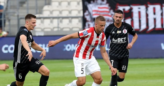 W sobotnim meczu 2. kolejki piłkarskiej ekstraklasy Cracovia przegrała na swoim stadionie 1:2 z ŁKS Łódź. Podopieczni Kazimierza Moskala zaliczyli bardzo udany start i na swoim koncie mają już cztery punkty.
